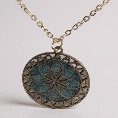 Collier Pendentif - Rosace Océane, bijou circulaire fait main, bleu texturé inspiré des vagues, conçu par Les Lubies Fleuries.