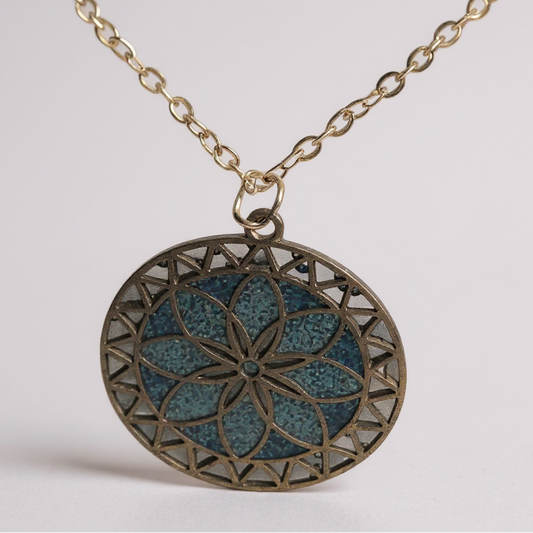 Collier Pendentif - Rosace Océane, bijou circulaire fait main, bleu texturé inspiré des vagues, conçu par Les Lubies Fleuries.