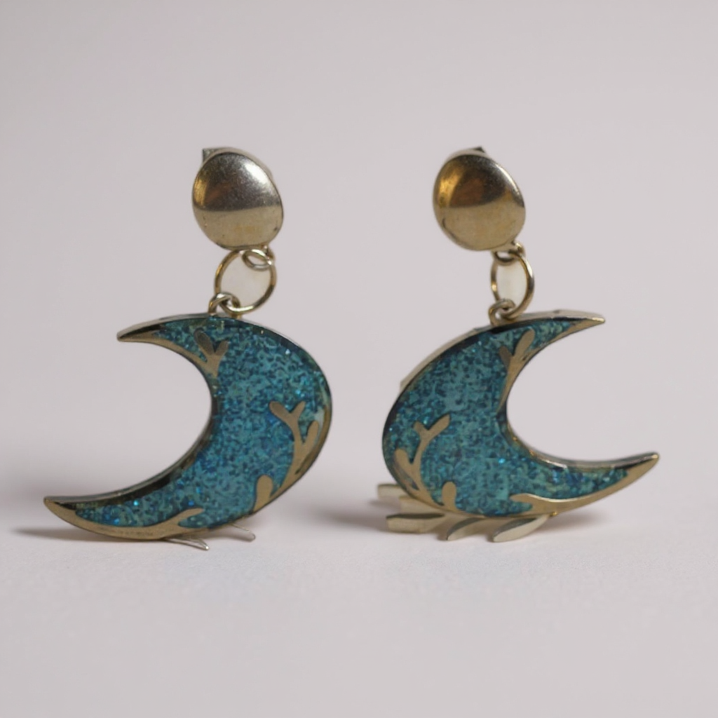 Paire de boucles d’oreilles pailletées - Lunes Azur Mystiques, attirant avec leur teinte bleu azur scintillante et leur design inspiré d'un ciel étoilé.