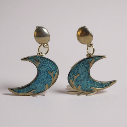 Paire de boucles d’oreilles pailletées - Lunes Azur Mystiques, attirant avec leur teinte bleu azur scintillante et leur design inspiré d'un ciel étoilé.