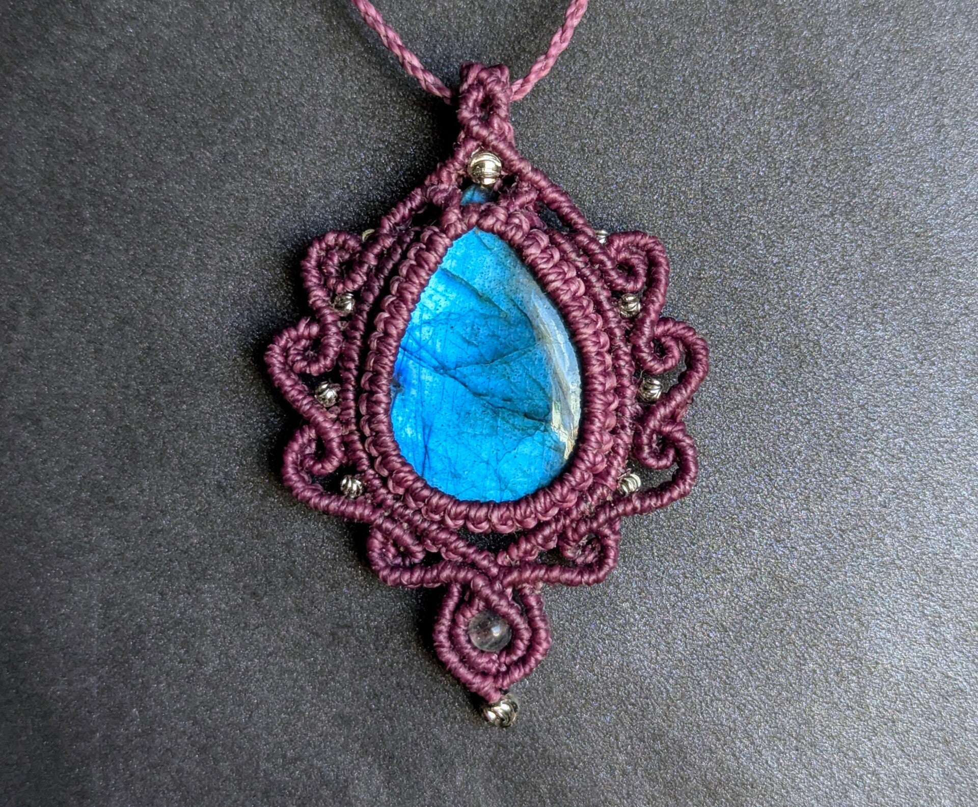 Collier prune avec labadorite bleue