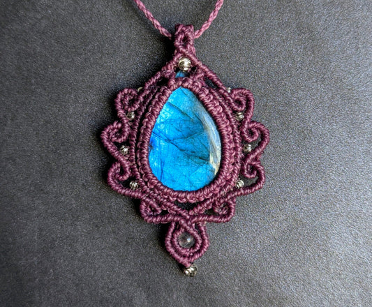 Collier prune avec labadorite bleue