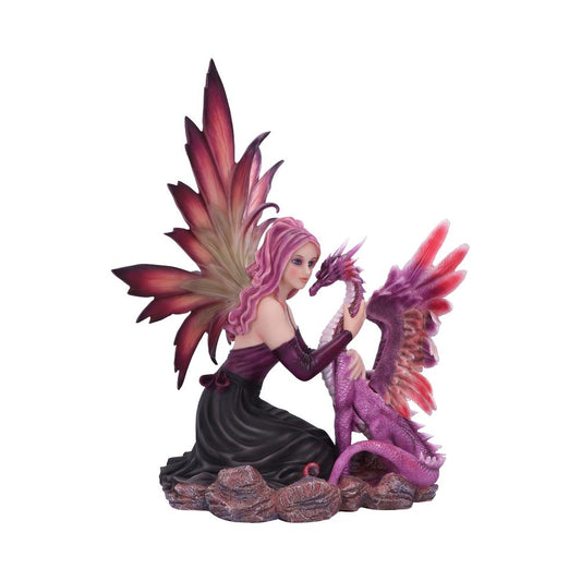 Raya, la fée enchantée de 40 cm by Nemesis Now, agenouillée avec un dragon violet dans ses bras, ornée d'ailes en forme de papillon, ajoute une touche magique à votre décoration.