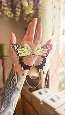 Rose aux Secrets de Faërie : une sculpture unique en résine irisée, ornée de cristaux Swarovski, capturant la lumière pour créer un spectacle de couleurs enchanteur.