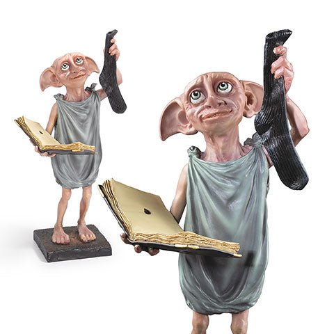 Sculpture Dobby de la Noble Collection, représentant l'elfe de maison célèbre de Harry Potter tenant une chaussette, symbole de sa liberté et d'un moment mémorable de la saga.