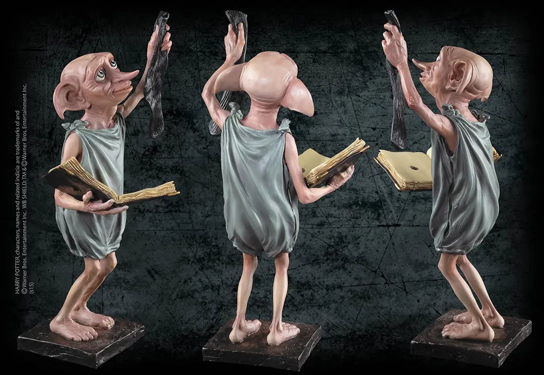 Sculpture Dobby de Noble Collection, représentant l'elfe de maison emblématique de Harry Potter tenant une chaussette, symbole de liberté et de loyauté, faite en résine et minutieusement peinte à la main.