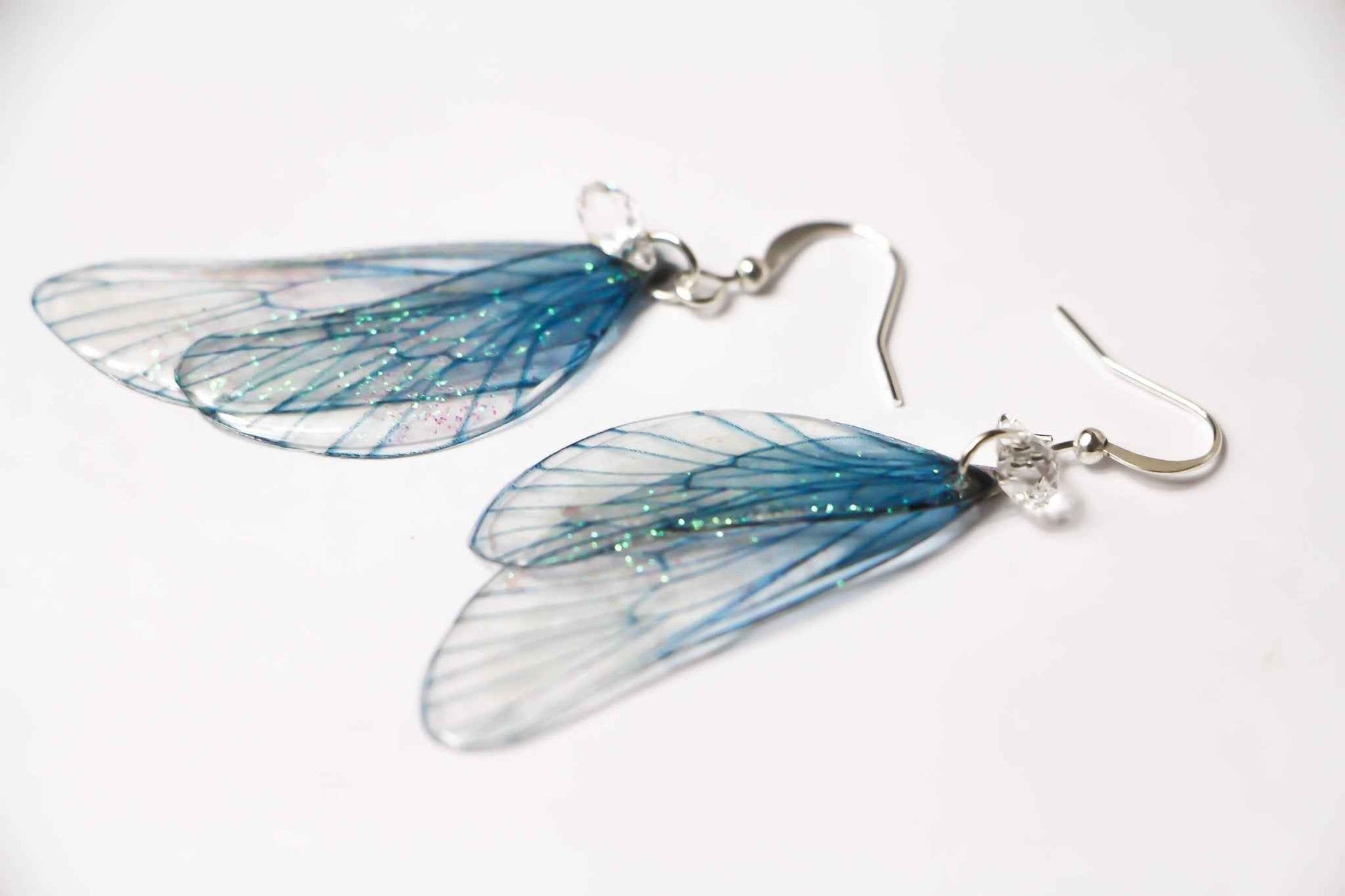 Bijou féérique Sous le Givre de Faërie, boucles d'oreilles en acier chirurgical inoxydable bleu glacé avec paillettes irisées, ajoutant une touche magique à n'importe quelle tenue.