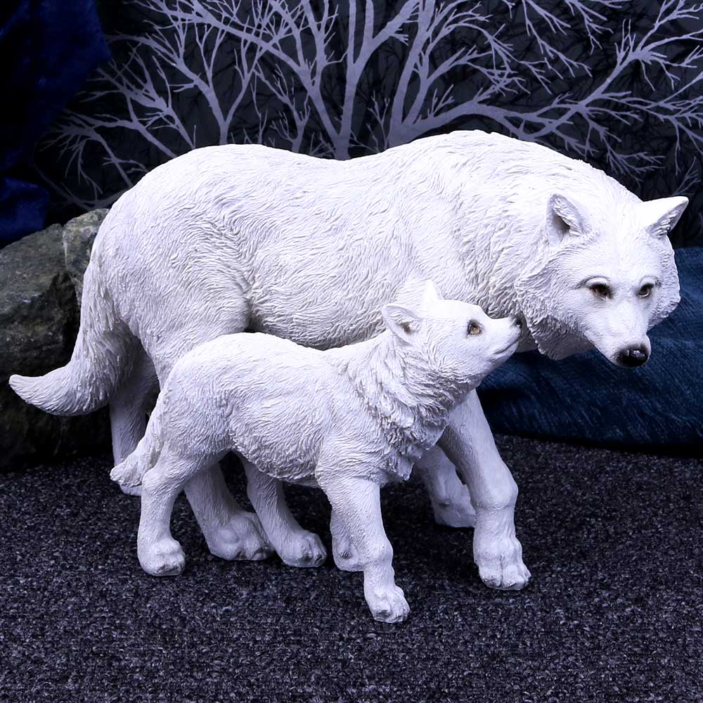Figurine du loups Descendants d’hiver, représentant une mère loup protectrice et son petit sur un paysage hivernal, une œuvre en résine premium ornée de détails peints à la main.