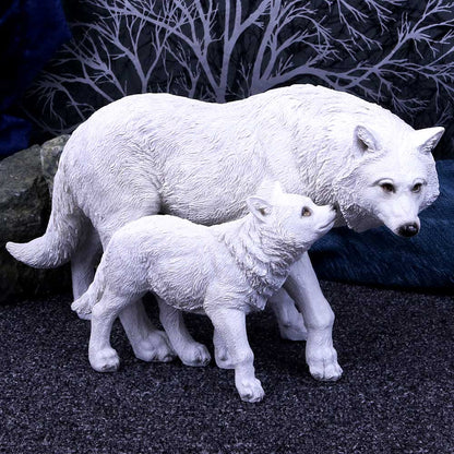 Figurine du loups Descendants d’hiver, représentant une mère loup protectrice et son petit sur un paysage hivernal, une œuvre en résine premium ornée de détails peints à la main.
