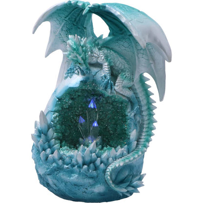 Zoom sur le détail artisanal de la figurine du Dragon Aurores boréales 20 cm, montrant la peinture à la main et la géode glacée.