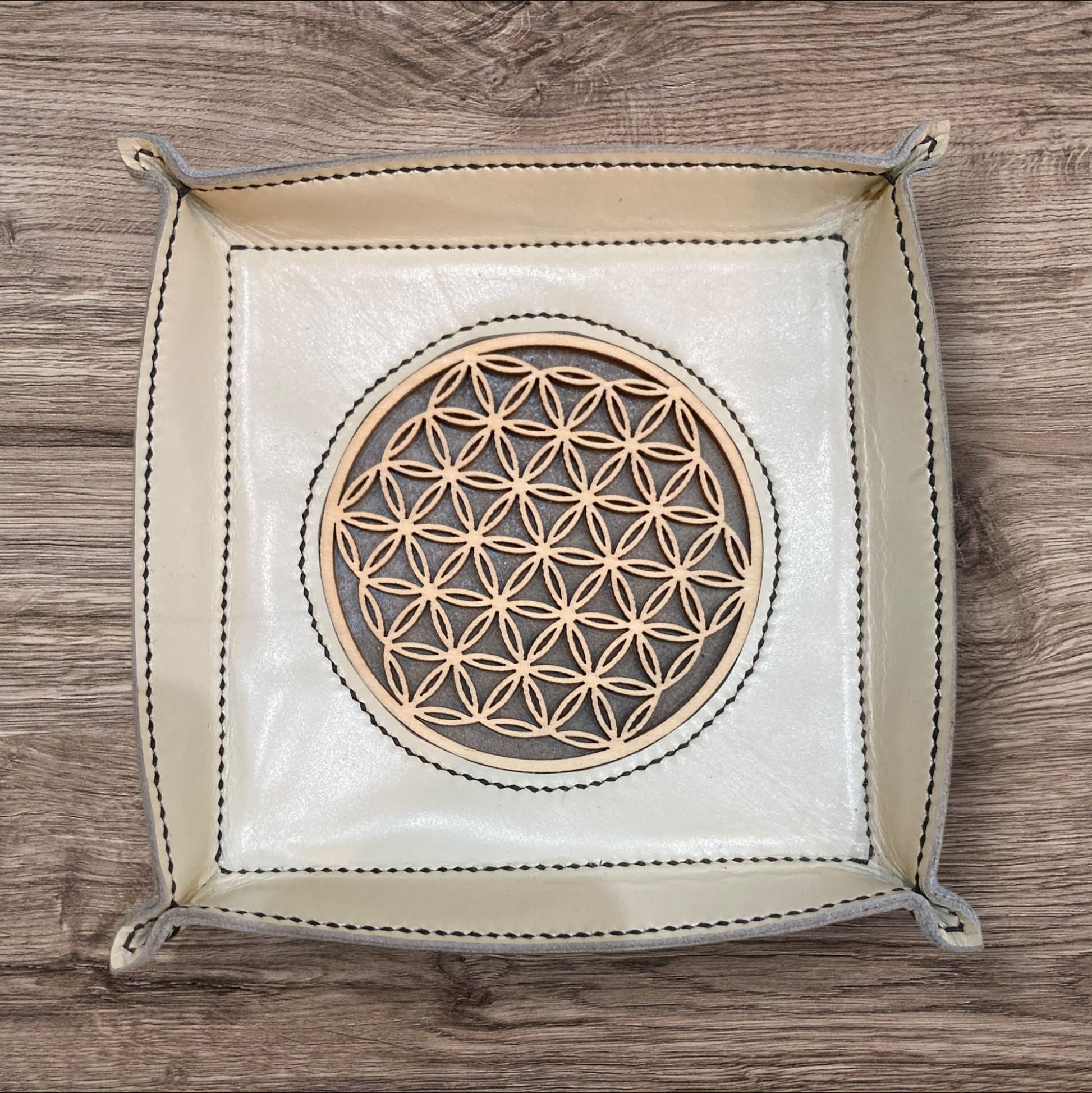 Charmant vide-poches en cuir et bois d'Eric Cuir, parfait pour apporter positivité et sérénité dans votre intérieur.