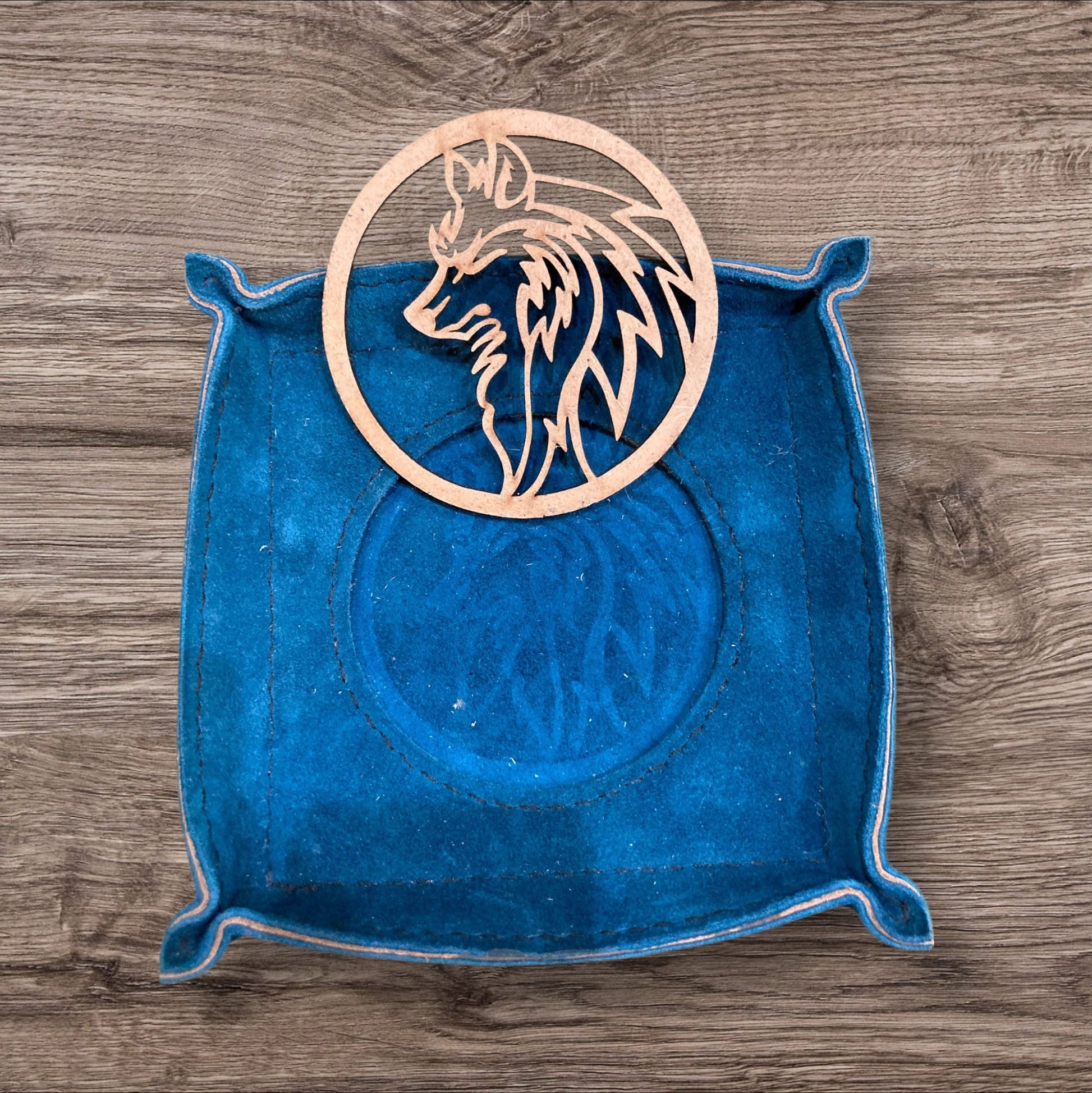 Vid-poche en cuir et bois de Eric Cuir, un accessoire chic pour accueillir vos objets du quotidien.