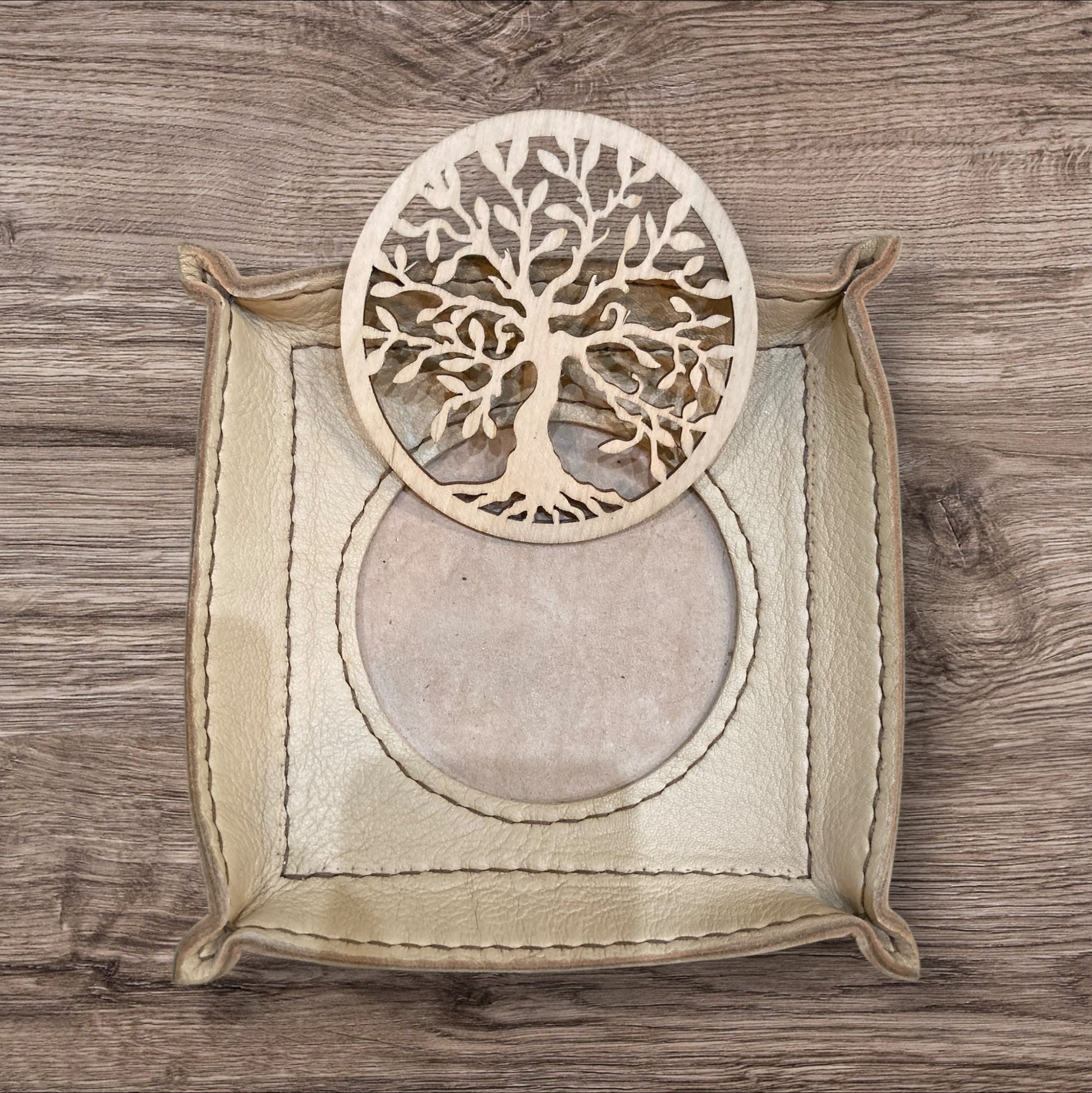 Vide-poches en cuir et bois d'Eric Cuir, un accessoire chic pour accueillir clés et bijoux, avec un médaillon symbolique Loup.