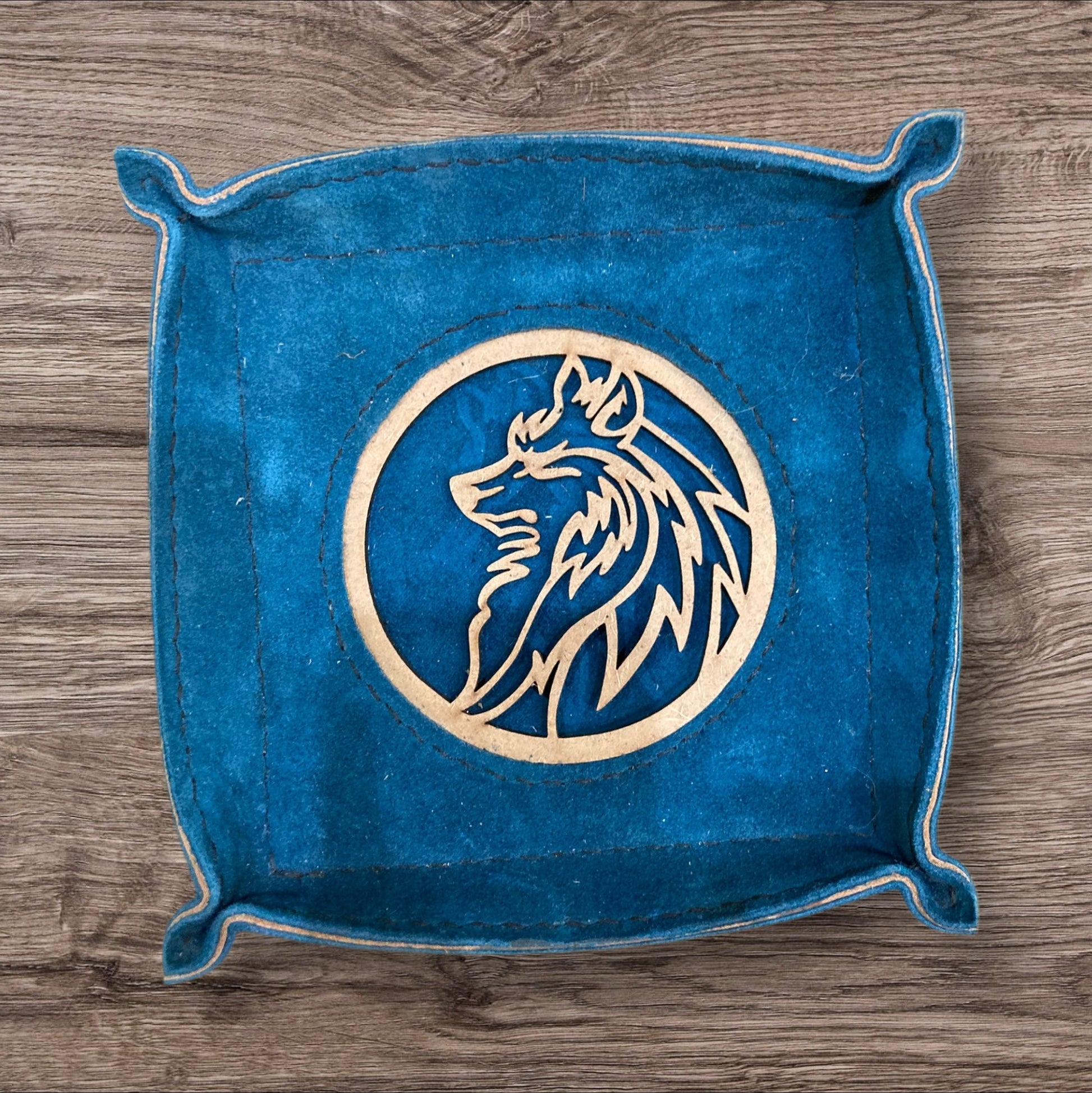 Vide-poches en cuir et bois réalisé par Eric Cuir, alliant élégance et symbolisme.