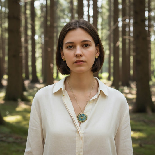 Détails du Collier Pendentif - Rosace Océane, mettant en avant l'artisanat et la sophistication, chaîne ajustable en acier inoxydable argenté.