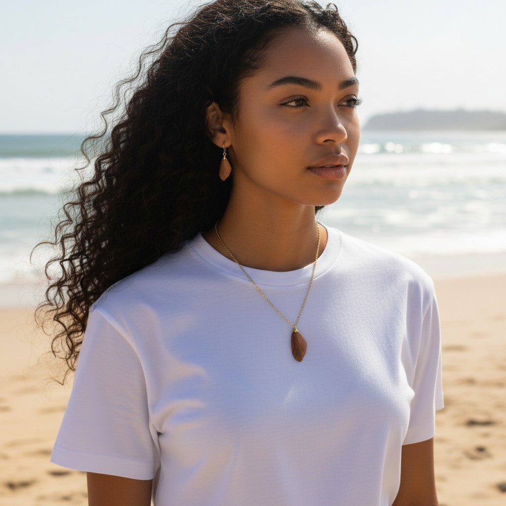 Collier pendant Aile de fée, mettant en avant sa chaîne en acier inoxydable argenté et son design stylisé.