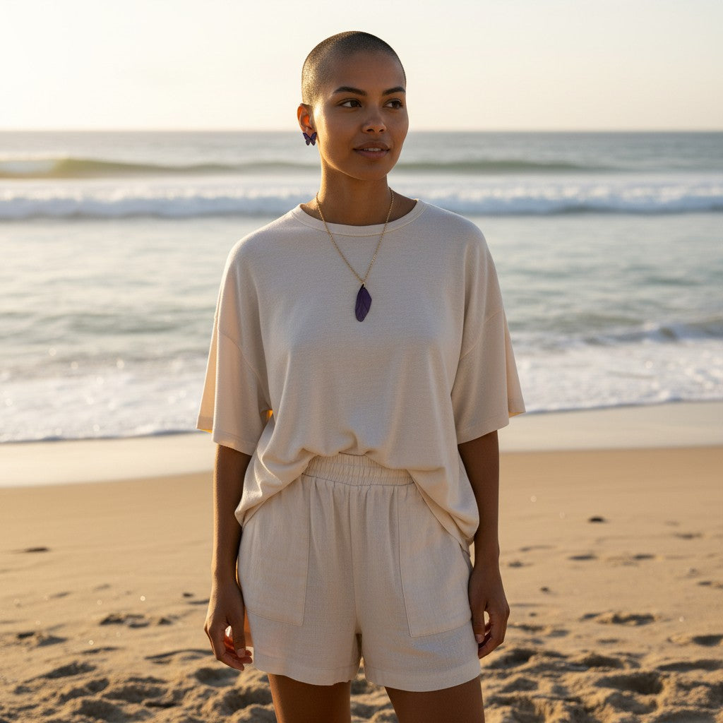 Porteuse du collier Aile de fée, montrant la grâce et l'élégance que ce bijou ajoute à une tenue.