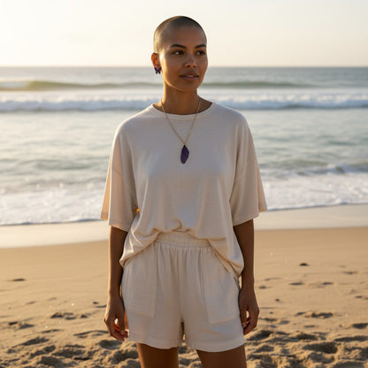 Porteuse du collier Aile de fée, montrant la grâce et l'élégance que ce bijou ajoute à une tenue.