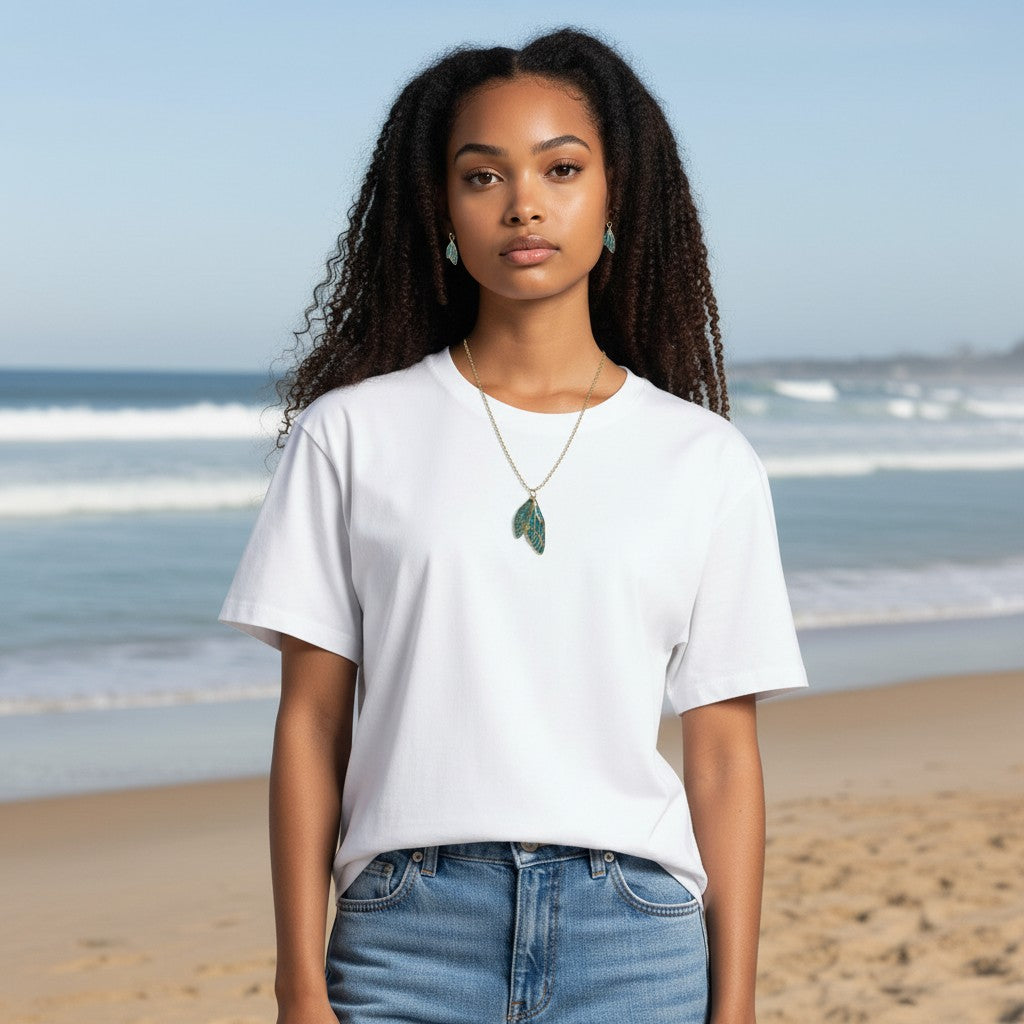 Détails du collier pendentif Aile de fée, révélant son artisanat et sa qualité exceptionnelle.