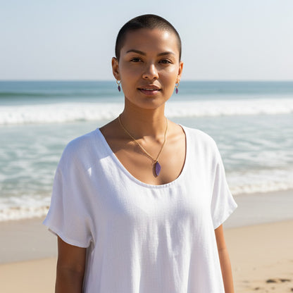 Collier pendentif Aile de fée en acier inoxydable argenté, détaché sur fond élégant, illustrant son design artisanal exquis.