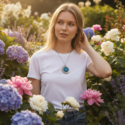 Détail du collier pendentif - Lune, illustrant l'artisanat authentique et la beauté unique de cette pièce faite à la main.