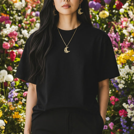 Boucles d'oreilles assorties de l'ensemble collier et paire de boucles d’oreilles - Lune d’Or Florale, montrant un design floral élégant qui allie artisanat et charme.