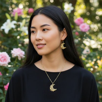Détail du collier de l'ensemble collier et paire de boucles d’oreilles - Lune d’Or Florale, soulignant l'artisanat exceptionnel et la légèreté du bijou doré.