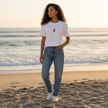 Détail du collier pendentif Aile de fée, featuring un design élégant et une chaîne en acier inoxydable argenté, représentant l'artisanat de qualité de Les Lubies Fleuries.